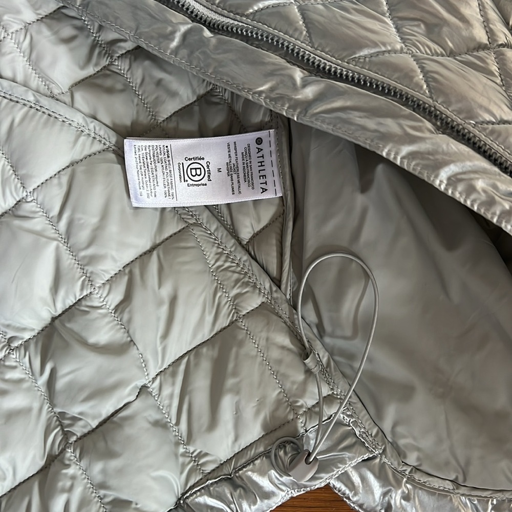 Athleta silver puffer coat excellent use condition size medium - Picture 5 of 5